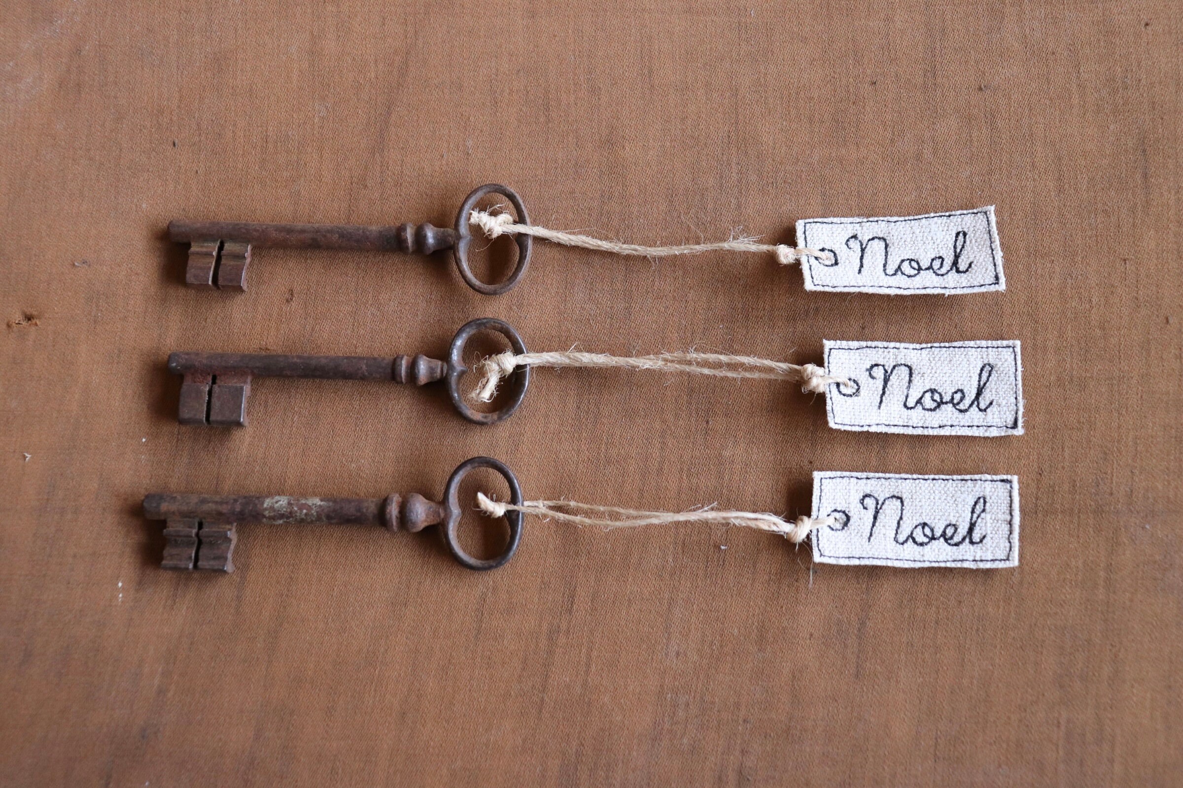 3 Français Clés de Château avec Étiquette Brodée