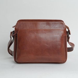 Bolso grande multicompartimento de piel flor color canela y grano completo con correa de hombro larga ajustable