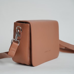 Grains & Tan Vollnarbenleder Flap over Crossbody Bag, Over the Body Bag, Damenhandtasche, Schultertasche mit langem verstellbarem Riemen