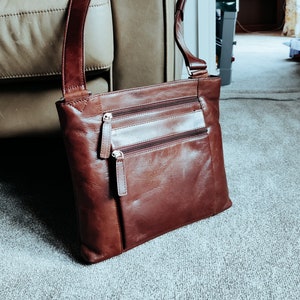 Grains & Tan Vollnarbenleder Multi-Zip Große Crossbody-Tasche mit langem, breitem verstellbarem Riemen