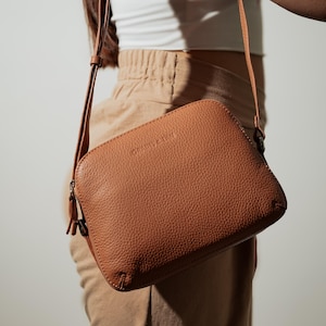Grains & Tan Umhängetasche mit doppeltem Reißverschluss aus Vollleder