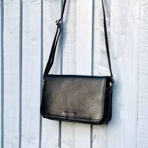 Handtasche aus hochwertigem Vollnarbenleder mit braunem Lederüberschlag und Rückenfach, Schultertasche, Damentasche mit langem verstellbaren Riemen