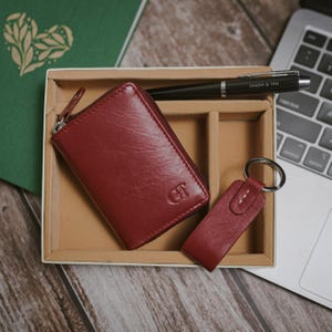 Set de regalo de piel de vacuno de primera calidad Grains & Tan: tarjetero tipo concertina, llavero y bolígrafo de lujo.