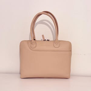 Klassische Schultertasche aus Getreide und hellbraunem Leder, Tasche mit oberem Griff und langem verstellbaren Schultergurt