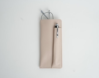 Grains & Tan volnerf lederen zachte brillenkoker, brillenkoker met pennensleuf