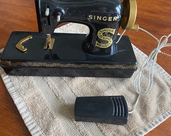 Kids 1991 Singer Lockstitch Sewing Machine Battery Operated Original box  7years+