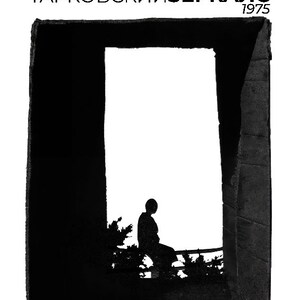 Puede incluir: Una imagen en blanco y negro de una persona sentada en una puerta. La persona est&aacute; silueteada contra un fondo blanco. El texto "фильм АНДРЕЙ ТАРКОВСКИЙ ЗЕРКАЛО 1975" est&aacute; en la parte superior de la imagen.