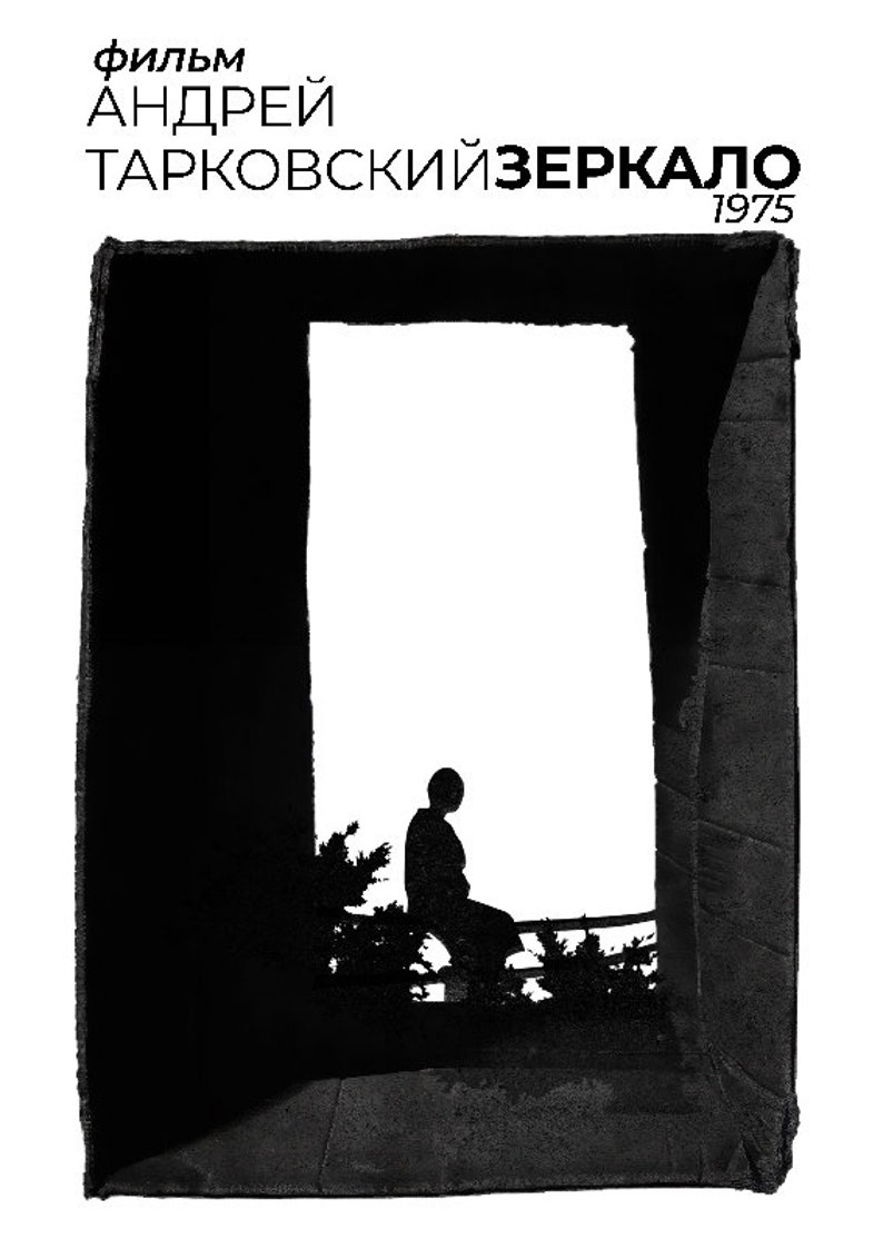 Puede incluir: Una imagen en blanco y negro de una persona sentada en una puerta. La persona est&aacute; silueteada contra un fondo blanco. El texto "фильм АНДРЕЙ ТАРКОВСКИЙ ЗЕРКАЛО 1975" est&aacute; en la parte superior de la imagen.