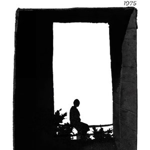 Puede incluir: Una fotograf&iacute;a en blanco y negro de una persona sentada en una puerta. La persona est&aacute; silueteada contra un fondo blanco brillante. La puerta est&aacute; enmarcada por una pared oscura y texturizada.