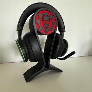 Modern Gamer Headphone Stand: Minimalist Desk Organizer with Game Accent