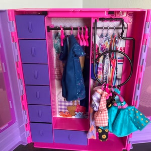  Barbie Closet Playset with 3 Outfits, 3 Pairs of Shoes, 2  Purses, Necklace and Sunglasses Accessories, 5 Hangars, 3 to 8 Years Old  ( Exclusive) : Toys & Games