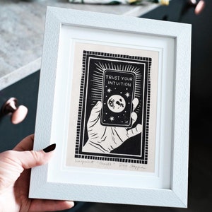 Orakel | Vertrouw op je intuïtie | Tarot- of orakelkaarten Lover Art | Handgesneden en bedrukte linosnede van Dee Stoppa | Holistische en spirituele cadeaus
