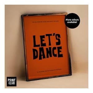 Op de afbeelding: Oranje poster met zwarte tekst die luidt: "Trek je rode schoenen aan en dans op de blues. Laten we dansen op het nummer dat ze op de radio draaien." De poster is ingelijst in een donkerhouten lijst.