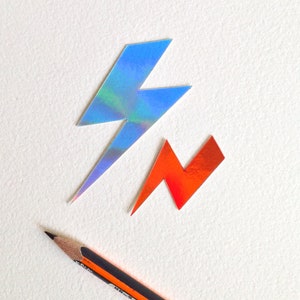 Set van twee prachtige rode en blauwe holografische bliksemschichtstickers