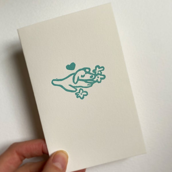Carte double "Petit chien aux fleurs" sur beau papier pur coton, avec enveloppe, format 8,6 x 13,7 mm