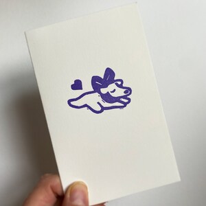 Doppelkarte "Kleiner Hund mit Band" auf schönem reinem Baumwollpapier, mit Umschlag, Format 8,6 x 13,7 mm