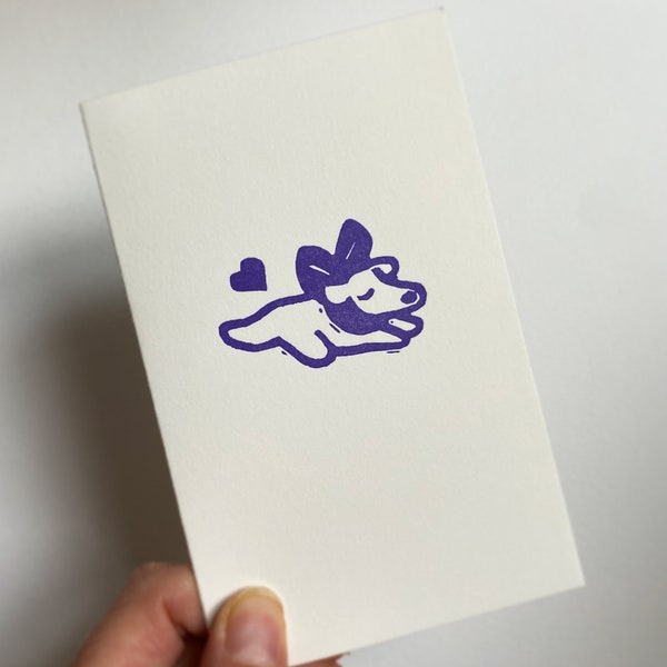 Carte double "Petit chien au ruban" sur beau papier pur coton, avec enveloppe, format 8,6 x 13,7 mm