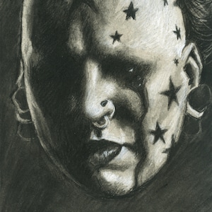 Puede incluir: Un dibujo en blanco y negro de la cara de una persona con un ojo sombreado y un aro en la nariz. La persona tiene una serie de estrellas negras tatuadas en la frente.