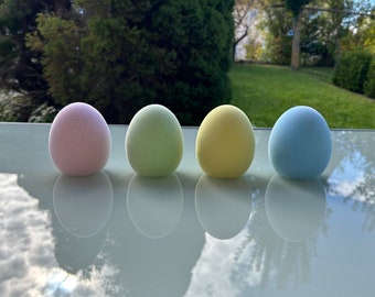Große beflockte bunte Eier / Ostereier in Pastell Farbtönen