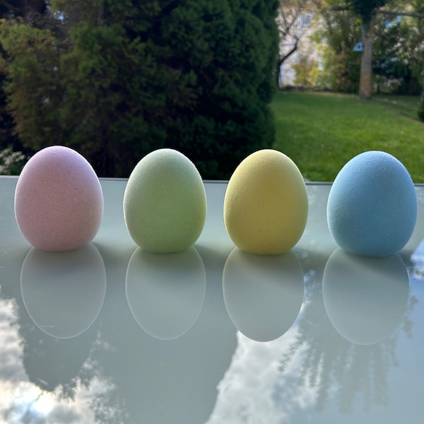 Große beflockte bunte Eier / Ostereier in Pastell Farbtönen