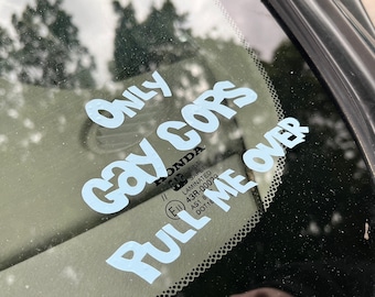 Puede incluir: Una pegatina blanca en el parabrisas de un coche que dice "ONLY Gay COPS PULL ME OVER".