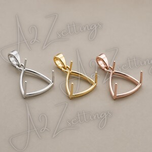 Op de afbeelding: Drie hangerinstellingen in zilver, goud en roségoud. Elke instelling heeft een driehoekig ontwerp met tanden om een edelsteen vast te houden. De hangers hebben een lus aan de bovenkant voor een ketting. De achtergrond is neutraal beige.