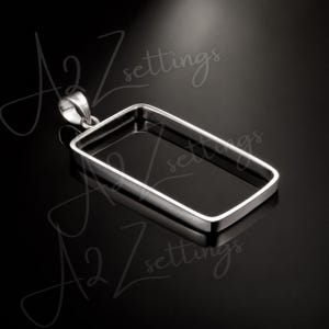 Peut inclure: Un support de pendentif rectangulaire argenté avec une boucle pour une chaîne. Le pendentif a une finition polie et un intérieur profond et ouvert. Le support est conçu pour contenir une pierre ou un motif rectangulaire.