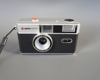 AgfaPhoto 35mm analoge Kamera mit Blitz und Trageriemen