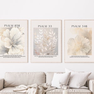 Könnte beinhalten: Drei beige und weiße Blumenprints mit Bibelversen. Die Drucke sind in einem einfachen weißen Rahmen gerahmt und hängen an einer weißen Wand. Die Drucke sind in einer Reihe angeordnet, wobei der obere Druck "PSALM 858", der mittlere Druck "PSALM 33" und der untere Druck "PSALM 348" lautet.