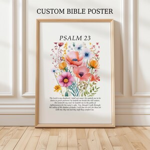 Może przedstawiać: Biały plakat z kwiatowym wzorem i tekstem "PSALM 23" w kolorze czarnym. Tekst pod wzorem kwiatowym brzmi: "Pan jest moim pasterzem, niczego mi nie zabraknie. Na zielonych pastwiskach pozwala mi odpocząć, prowadzi mnie nad spokojne wody. Przywraca mi siły, prowadzi mnie po ścieżkach sprawiedliwości dla swego imienia. Nawet gdybym szedł doliną cienia śmierci, nie bałbym się zła, bo Ty jesteś ze mną; twój kij i twoja laska są moją pociechą."
