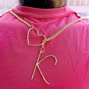 Collar gargantilla con cadena deslizante con letras personalizadas - Colgante inicial de oro hecho a mano con dije de corazón - Collar con nombre personalizado - Regalo para ella