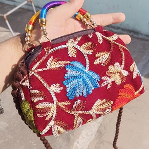 Roter Samt bestickte Blumenhandtasche, indische Hochzeitskupplung, Partytasche, ethnische Brauttasche, Geschenk für sie, Brautjungfern Geschenktasche