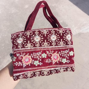 Bolso de terciopelo bordado a mano, pequeño bolso de mano con diseño floral, estilo bohemio, regalo único para ella, bolso indio hecho a mano.