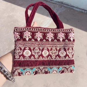 Bolso de terciopelo bordado a mano, pequeño bolso de mano con diseño floral, estilo bohemio, regalo único para ella, bolso indio hecho a mano.