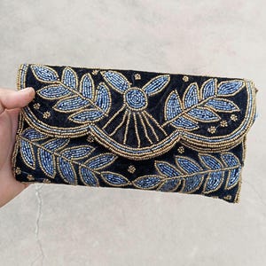 Clutch de terciopelo negro con cuentas, clutch de noche para boda con flores azules, clutch de cuentas hecho a mano con correa de hombro trenzada, monedero retro