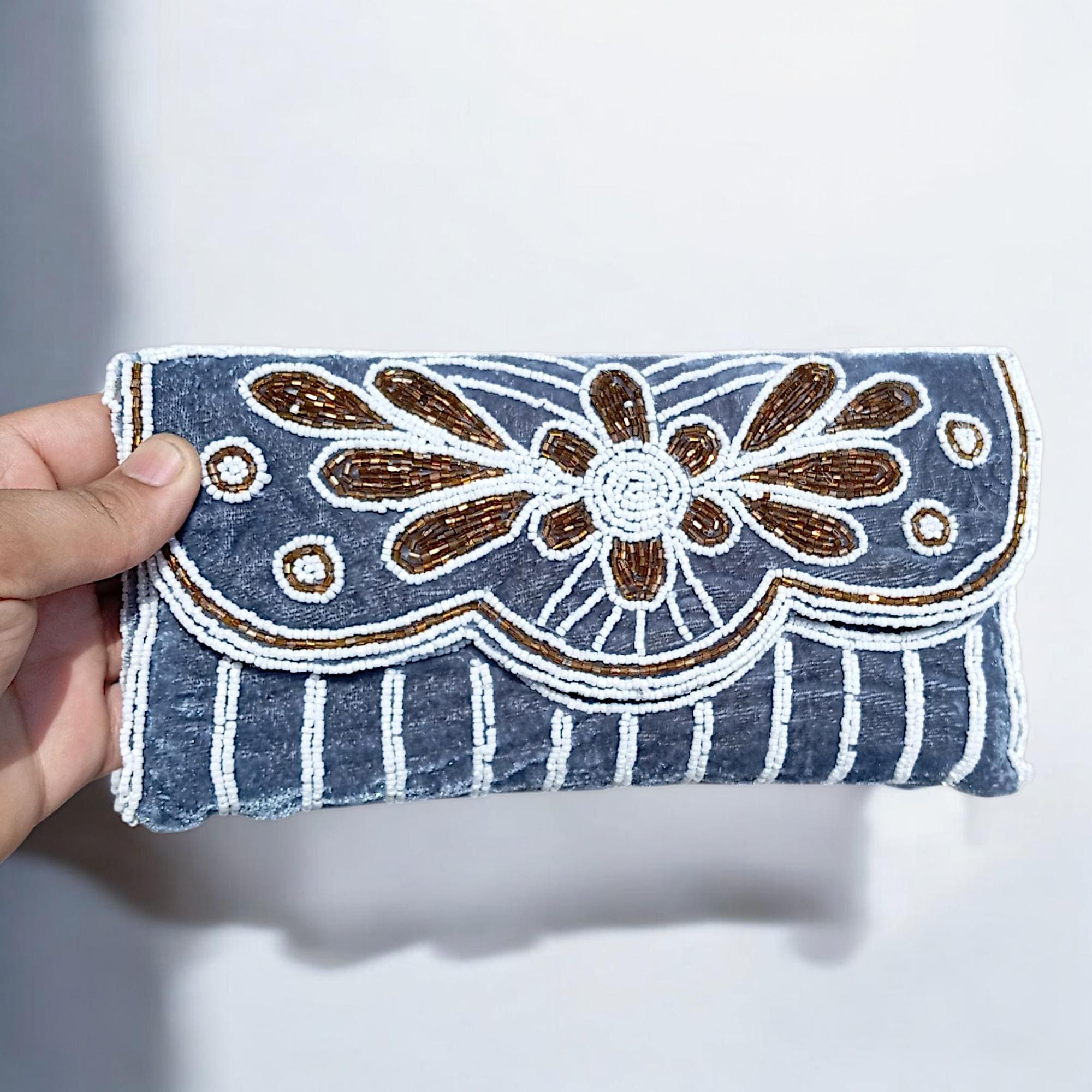 手刺繍のベルベットクラッチバッグ、ブルーの花柄パーティバッグ
