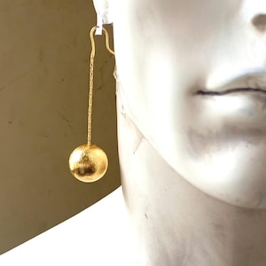 Boucles d'oreilles pendantes boule dorées - Design minimaliste moderne, boucles d'oreilles pendantes boules dorées - Bijoux tendance fabriqués à la main
