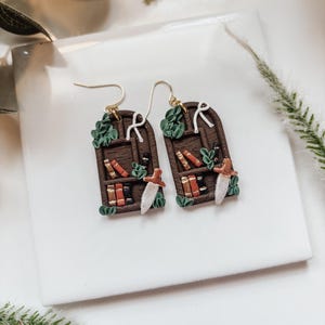 Orecchini a forma di libreria in pasta polimerica: spada e nastro, ispirati ad ACOTAR