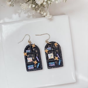 Orecchini a forma di libreria in pasta polimerica: tema notturno ispirato ad Acotar