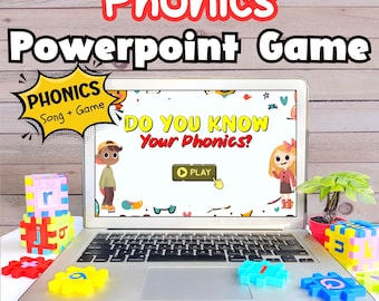 以下が含まれることがあります： 「Phonics PowerPoint Game」と「Do You Know Your Phonics?」のテキストが表示されたラップトップ。カラフルな文字型の玩具と小さな植物がラップトップの周りに配置されています。「Phonics」と「Powerpoint Game」の文字は赤色です。