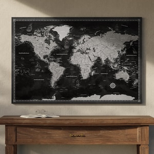 Weltkarte Pinnwand mit Pinnnadeln - Individuelle moderne Reise Pinnwand für Zuhause und Büro, personalisiertes Geschenk, Wanddekoration in Schwarz Grau