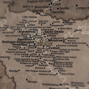 Mise en évidence de Paris sur la carte de France à épingler sur toile. Parfait pour marquer les voyages.