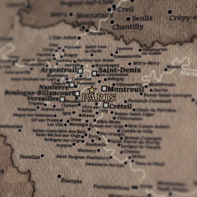 Mise en évidence de Paris sur la carte de France à épingler sur toile. Parfait pour marquer les voyages.