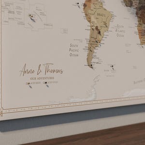 Carte du Monde Personnalisée en Toile avec Épingles | Tableau Carte Voyage Marron | Cadeau pour Voyageurs | Décoration Murale en Liège image 3