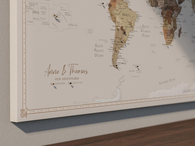 Carte du Monde Personnalisée en Toile avec Épingles | Tableau Carte Voyage Marron | Cadeau pour Voyageurs | Décoration Murale en Liège image 3