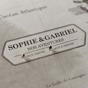 Gros plan sur la personnalisation de la carte de France à épingler sur toile. Exemple de texte personnalisé.