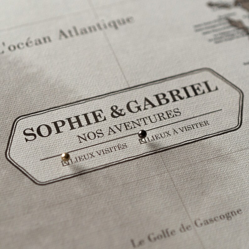 Gros plan sur la personnalisation de la carte de France à épingler sur toile. Exemple de texte personnalisé.