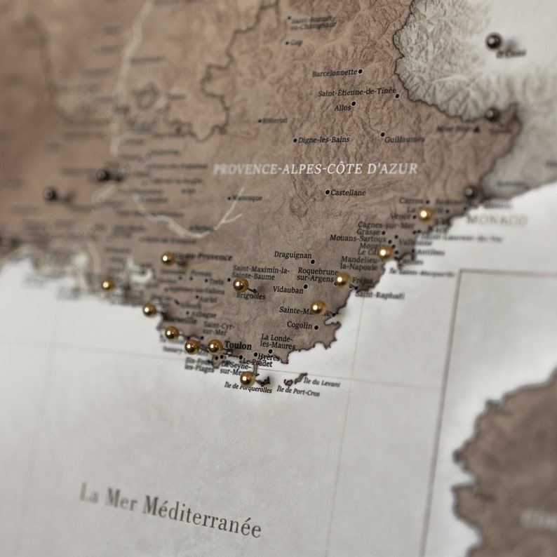 Détail de la carte de France personnalisée à épingler sur toile montrant la région Provence-Alpes-Côte d'Azur avec des épingles marquant les destinations.