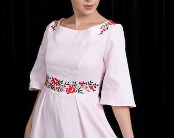Abito in lino con scollo rotondo e ricami a mano, colore rosa, ideale per invitati a matrimoni, su misura.