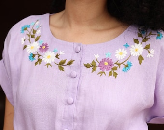 Abito in lino con scollo rotondo e ricami a mano, colore VIOLA, ideale per invitati a matrimoni, su misura.